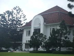 Jalan Pasteur, Gerbang Penyambut Para Pelancong