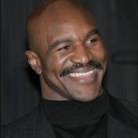 Naik Ring Lagi, Holyfield Tantang Valuev?