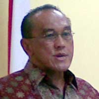 Rumahkan Lexus, Ical Pakai Camry