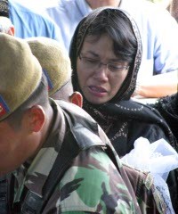 Ibunda Dimakamkan, Sri Mulyani Nangis