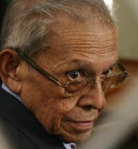 Hasan Tiro Berdoa di Makam Chik Ditiro