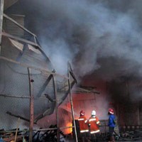 Api yang Membakar Gudang Kampas Rem Sulit Dijinakkan