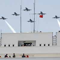 Nonton HUT TNI Cukup di Pelabuhan Tanjung Perak