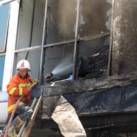 Sebelum Terbakar, Ruko di Jemursari Keluarkan Asap