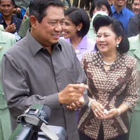 Ibu Ani Yudhoyono Resmikan Rumah Pintar