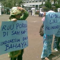 Tolak RUU Pornografi, Massa Aksi Kenakan Kebaya