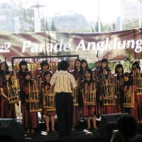 Ajari Angklung dengan Lagu yang Ngetop