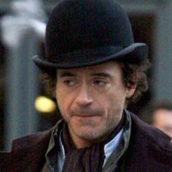 Robert Downey Jr. Antik Dengan Kostum Detektif