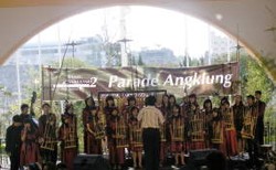 Ajari Angklung dengan Lagu yang Ngetop