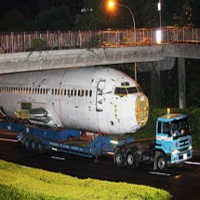 Boeing Nyangkut di Bawah Jembatan Penyeberangan Changi