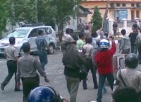 Mahasiswa UKI & UBK Saling Lempar Batu, Jl Diponegoro Ditutup