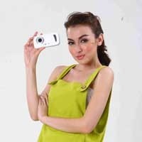 Rianti Cartwright Jadi Duta Ponsel K-Touch
