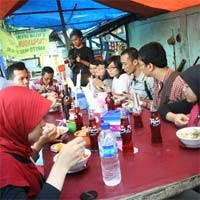 Plurkers Mewabah, dari Blok M, Burger sampai Kuburan!