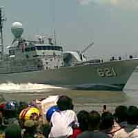 Byuur...Penonton di Tanjung Perak Basah Kuyup