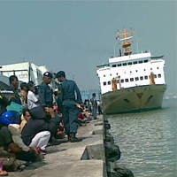 Dermaga Ujung Disesaki Penonton Defile HUT TNI