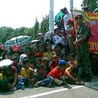 Nonton Manuver Sukhoi, Warga Berjubel di Pangkalan Armatim