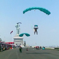 Tiga Penerjun HUT ke-63 TNI Mendarat di Tempat yang Salah