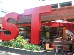 Makan Sambil Kongkow dengan Relasi di Kafe