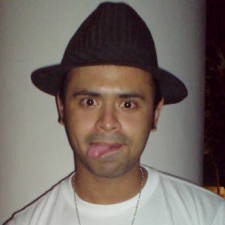 Demi Peran, VJ Mike Rela Kunyah Kondom 