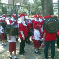Ribuan Ibu Bawa Kabur Ember Hitam