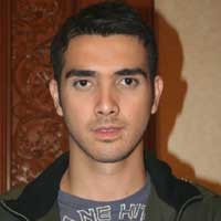 Fachri Berusaha Lepas Dari Bayangan Ahmad Albar