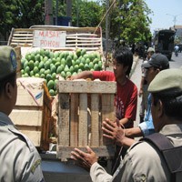 Razia PKL Kali Rungkut Diwarnai Kericuhan