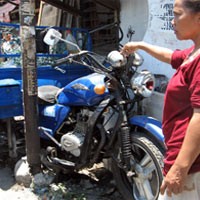Rem Blong, Kaisar Seruduk Becak dan Gapura 
