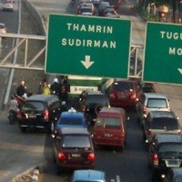 Crane Patah Dievakuasi, Macet di Kuningan Masih Mengular