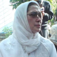 Ingat Suami, Widyawati Menangis Setiap Salat