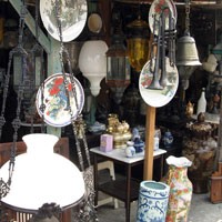 Pedagang Berburu Barang Antik Hingga ke Luar Pulau