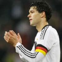 Ballack Jalani Operasi Kedua Kakinya