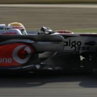 Ungguli Duo Ferrari, Hamilton Pole