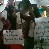 Satpam Universitas Terbuka Cirendeu Ajak Anak Istri Demo