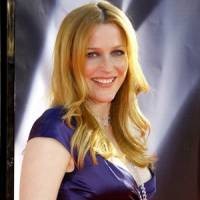 Bintang The X-Files Melahirkan Bayi Laki-laki