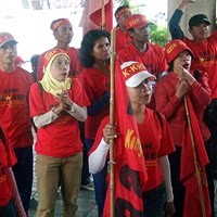 Puluhan Buruh Berkaos Merah Serbu DPRD