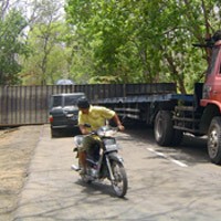 Trailer Muat Ikan Tuna Terguling, Surabaya-Banyuwangi Macet 5 Km