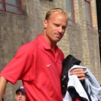 Bergkamp Ingin Kembali ke Inggris