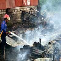 Alang-alang Terbakar, 5 Rumah Petak Ludes Dilalap Api