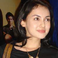 Rianti Catwright Padukan Kebaya dan Jeans di Inggris