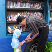 Mengisi Waktu Libur di Taman Bungkul