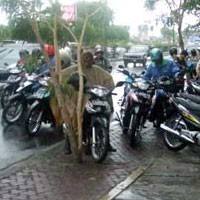 Ingin Berakhir Pekan? Siapkan Payung dan Mantel 