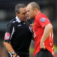 Rooney Terancam Gara-gara Cium Kostum