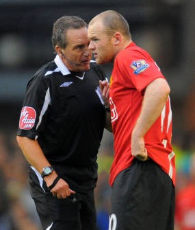 Rooney Terancam Gara-gara Cium Kostum