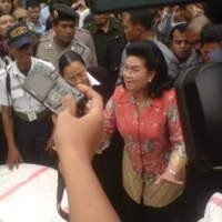 Batal Musnahkan Produk China, Menkes Disoraki Huuu...