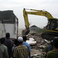 Warga Protes Saat Bangunan Genting Baru Dihancurkan