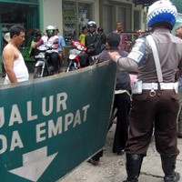 Dua Bikers Nyaris Klenger Tertimpa Rambu Lalin
