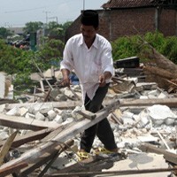 Warga Genting Baru Mengais Sisa Harta Bendanya