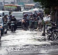 Awas Genangan Air Tutupi Jalan Berlubang!