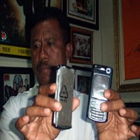 Tergiur Harga Murah, Fuad Beli Ponsel Berisi Pasir, Duh..!