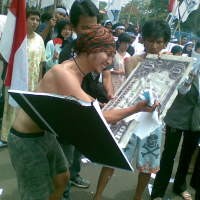 Peringati Sumpah Pemuda, Dewan Pemuda Jabar Bakar Replika Dolar AS